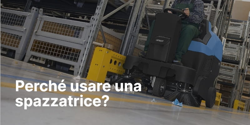 Spazzatrice uomo a bordo in un magazzino