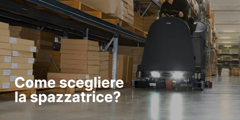 Spazzatrice uomo a bordo in un magazzino