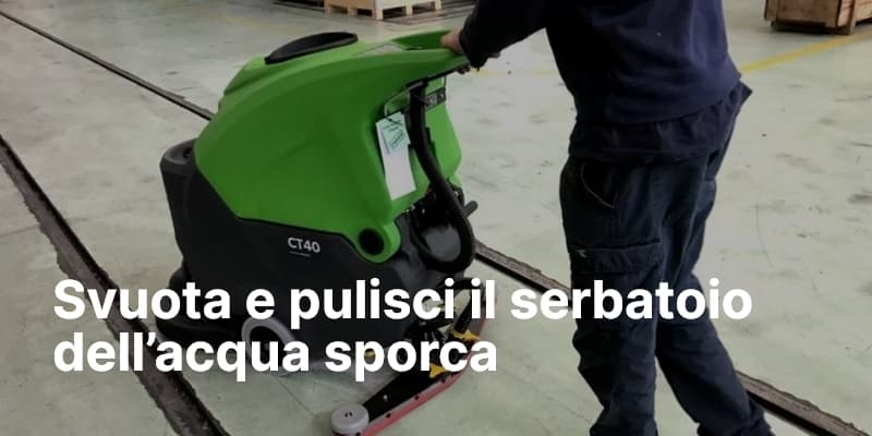 Svuota e pulisci il serbatoio dell’acqua sporca